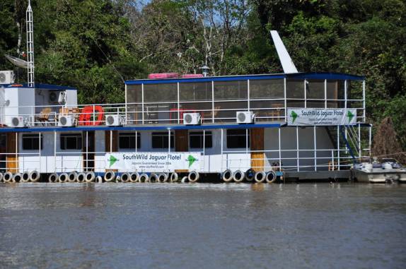 Um barco-hotel rio Cuiabá, região de Porto Jofre, no final da rodovia Transpantaneira, no Pantanal Norte, no Mato Grosso